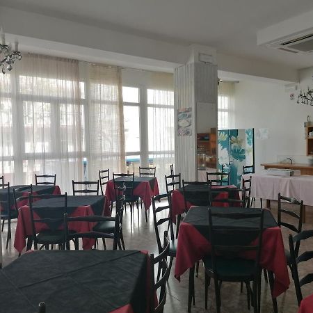 Hotel Nova Dhely Римини Экстерьер фото
