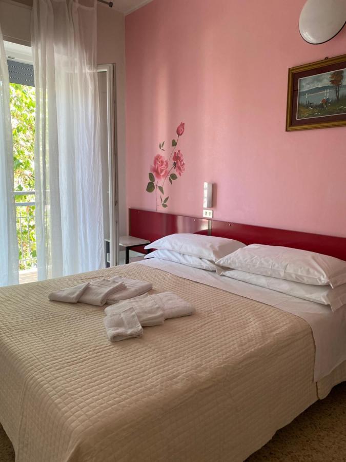 Hotel Nova Dhely Римини Экстерьер фото