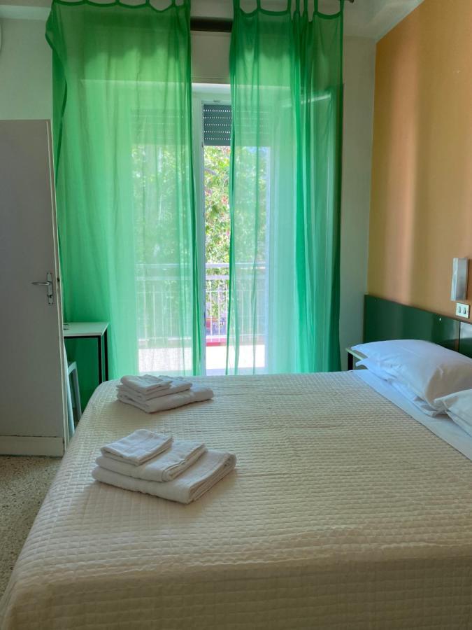 Hotel Nova Dhely Римини Экстерьер фото