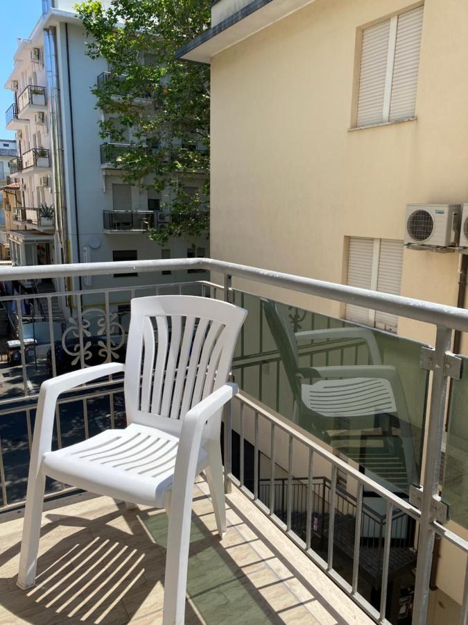 Hotel Nova Dhely Римини Экстерьер фото