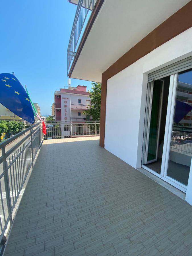 Hotel Nova Dhely Римини Экстерьер фото