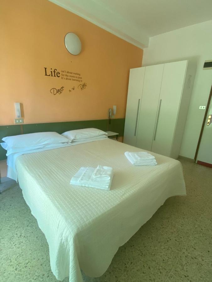 Hotel Nova Dhely Римини Экстерьер фото