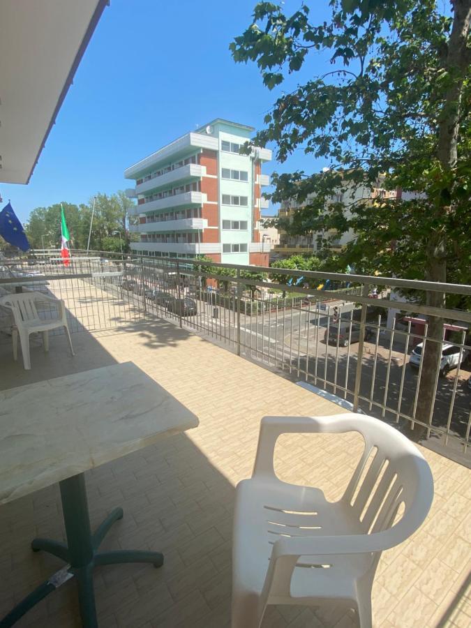 Hotel Nova Dhely Римини Экстерьер фото