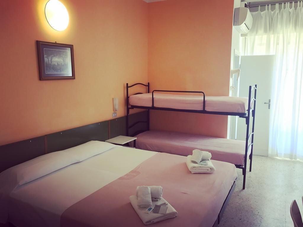 Hotel Nova Dhely Римини Экстерьер фото