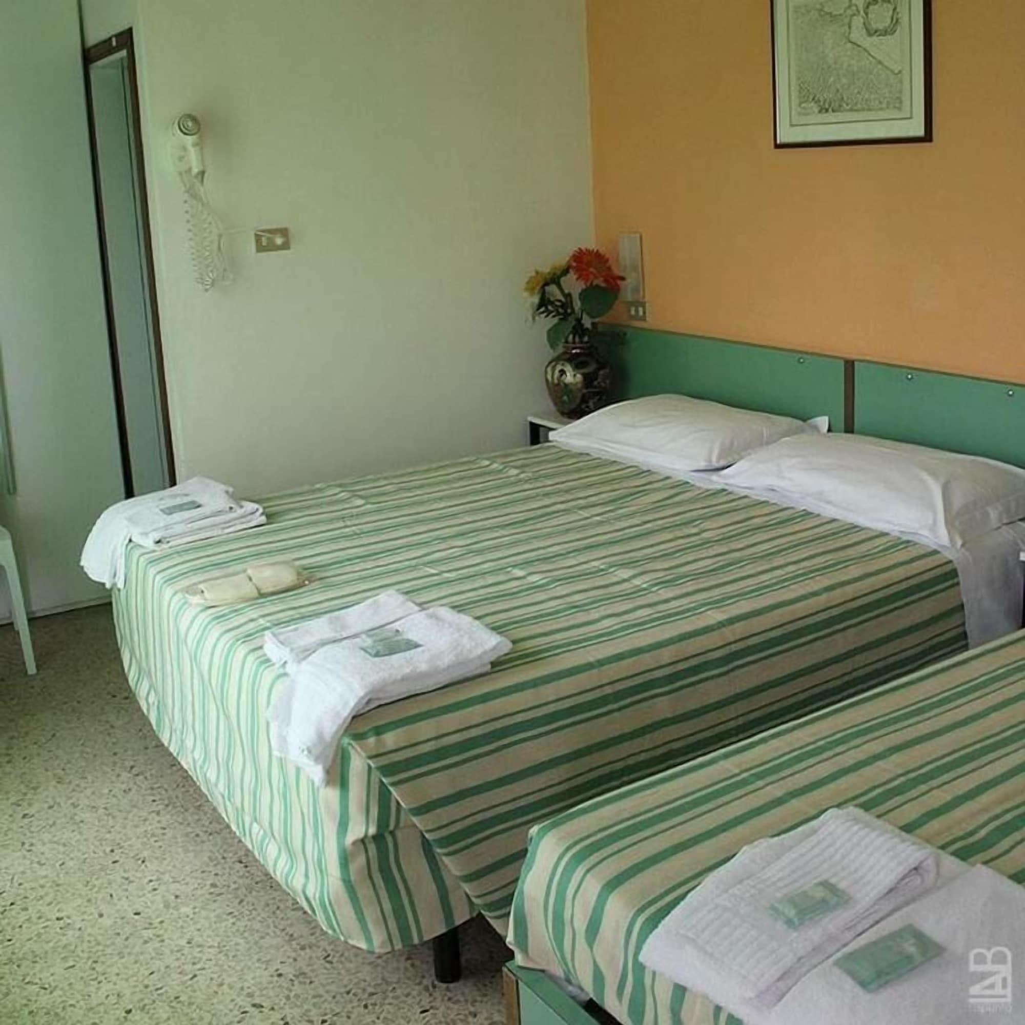 Hotel Nova Dhely Римини Экстерьер фото
