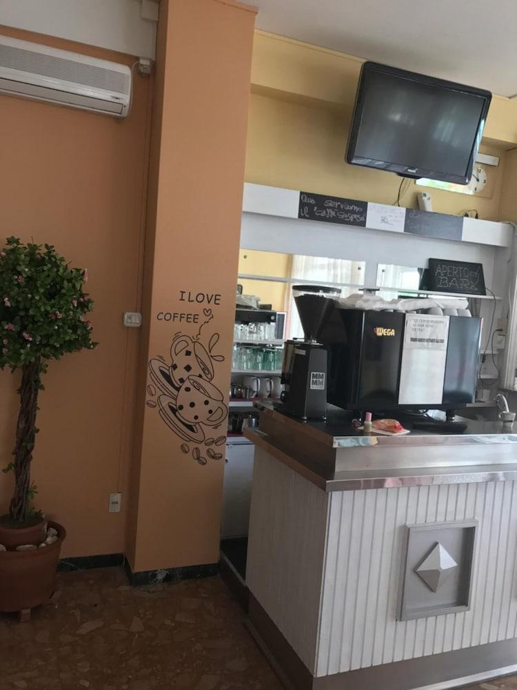 Hotel Nova Dhely Римини Экстерьер фото