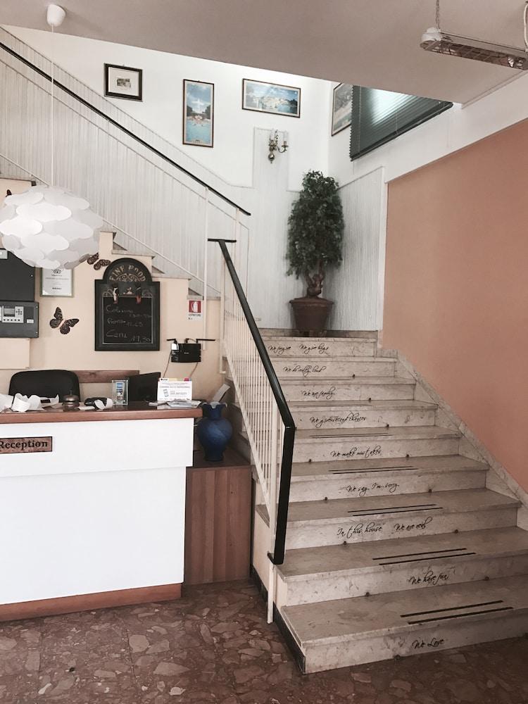 Hotel Nova Dhely Римини Экстерьер фото