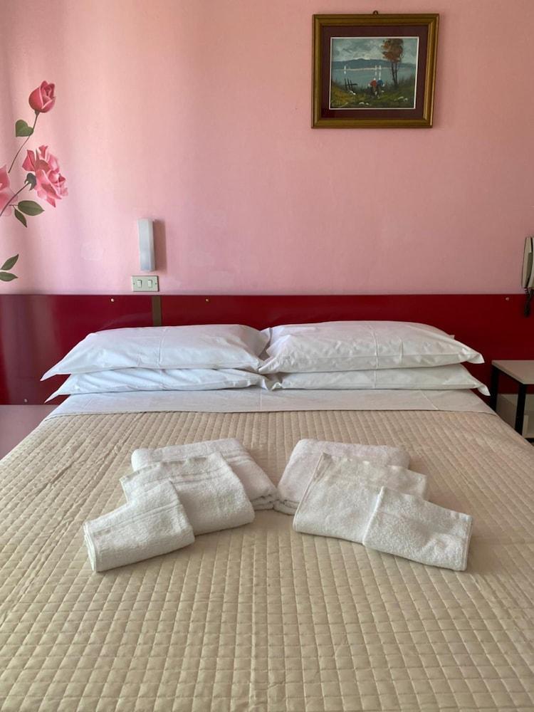 Hotel Nova Dhely Римини Экстерьер фото