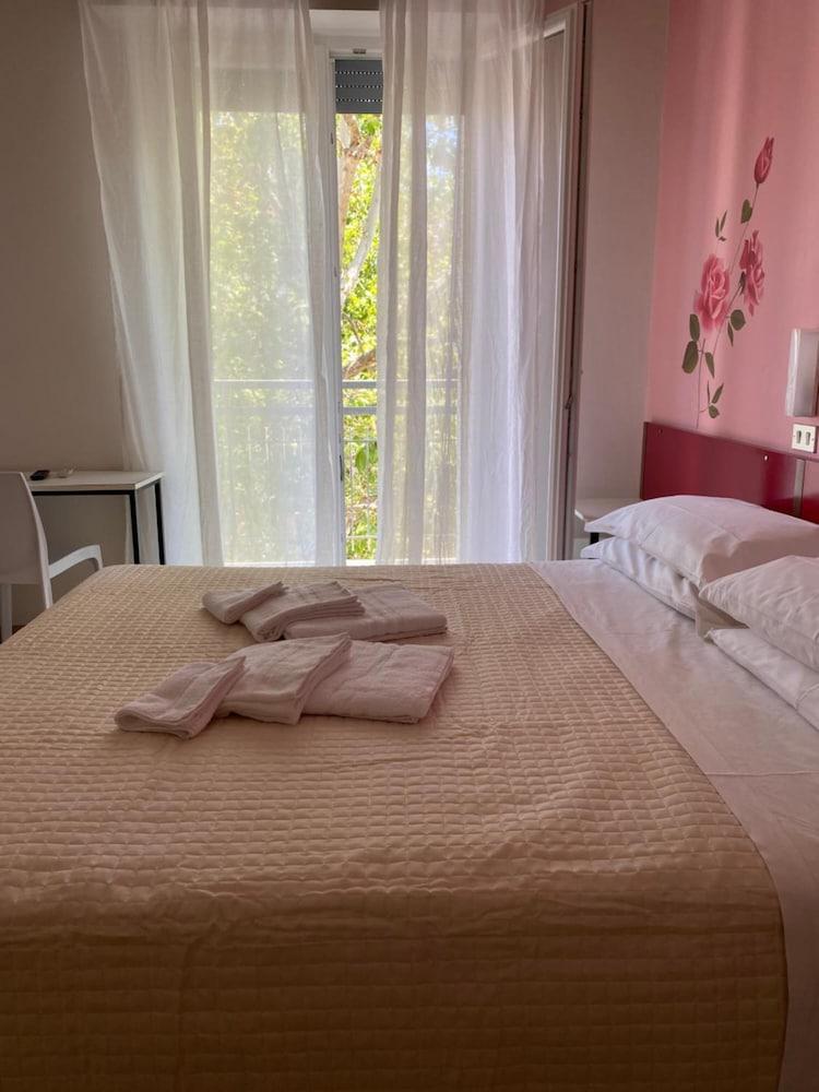 Hotel Nova Dhely Римини Экстерьер фото