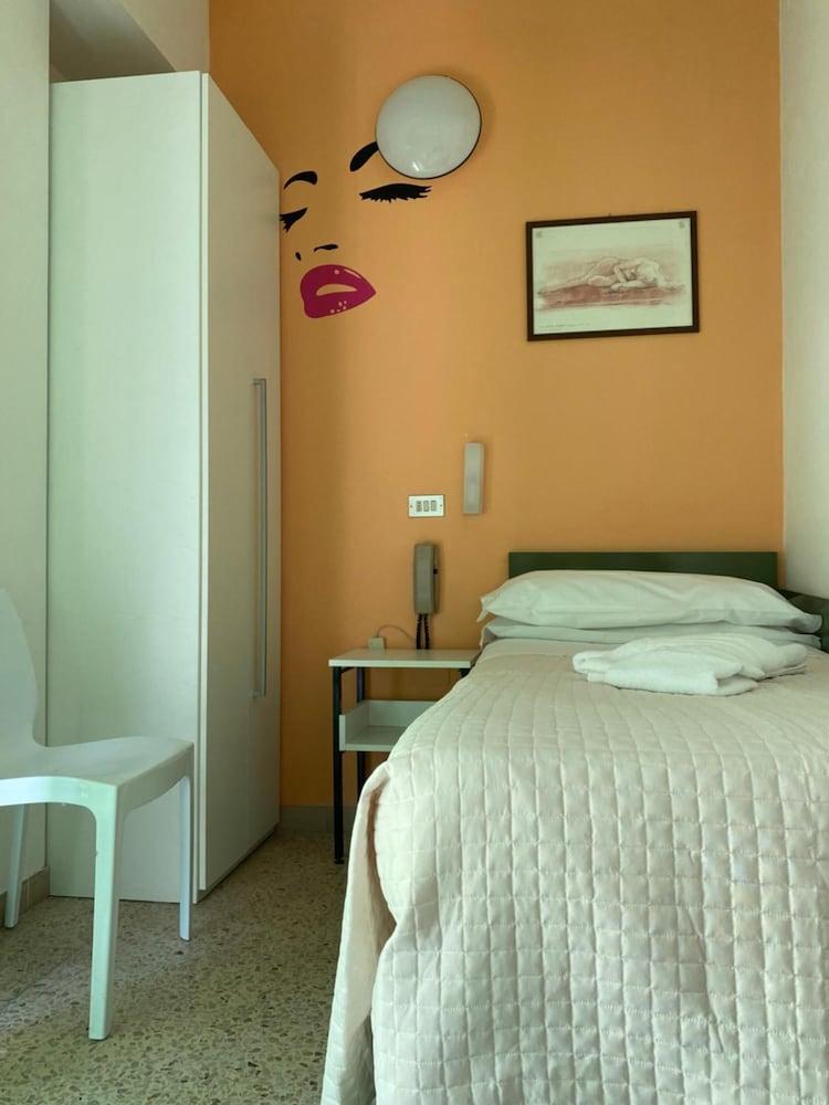 Hotel Nova Dhely Римини Экстерьер фото