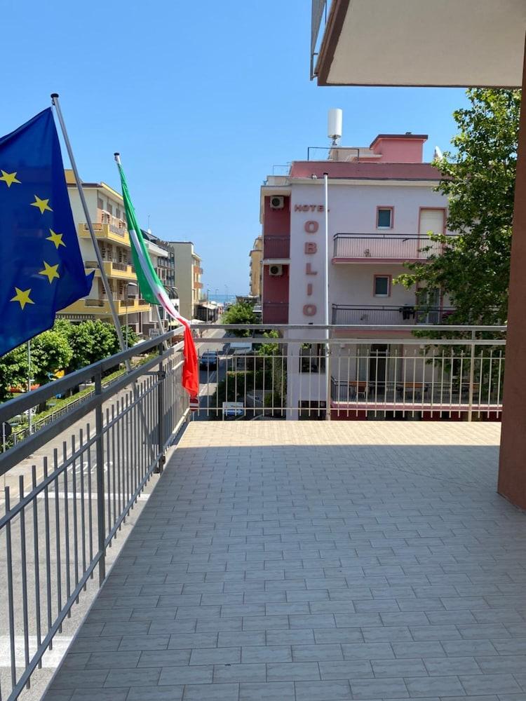 Hotel Nova Dhely Римини Экстерьер фото