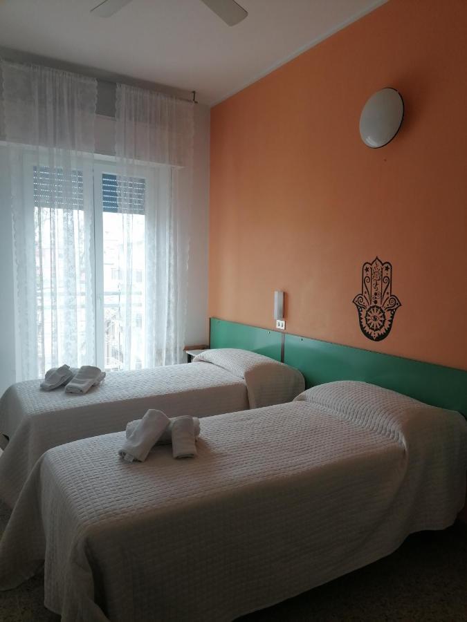 Hotel Nova Dhely Римини Экстерьер фото