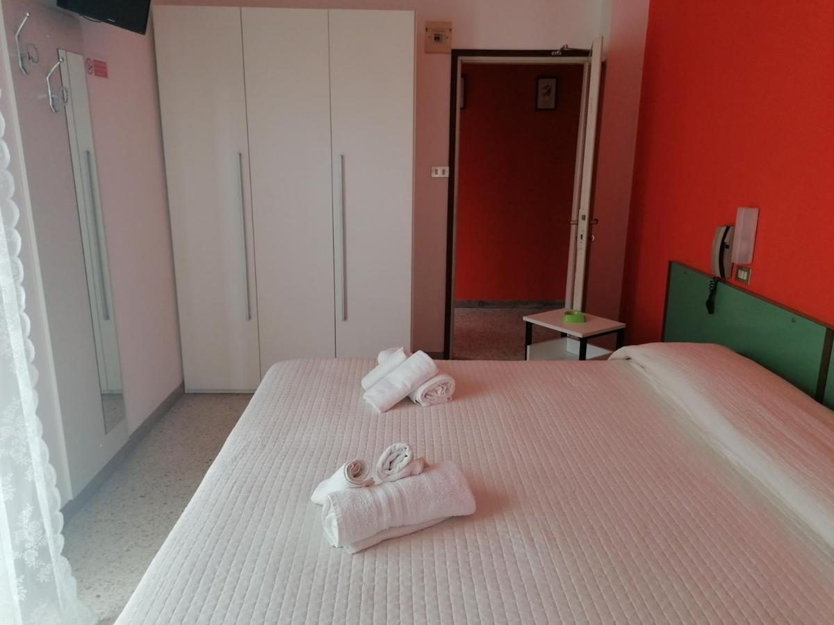 Hotel Nova Dhely Римини Экстерьер фото