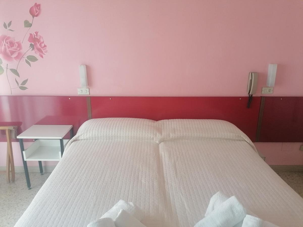 Hotel Nova Dhely Римини Экстерьер фото