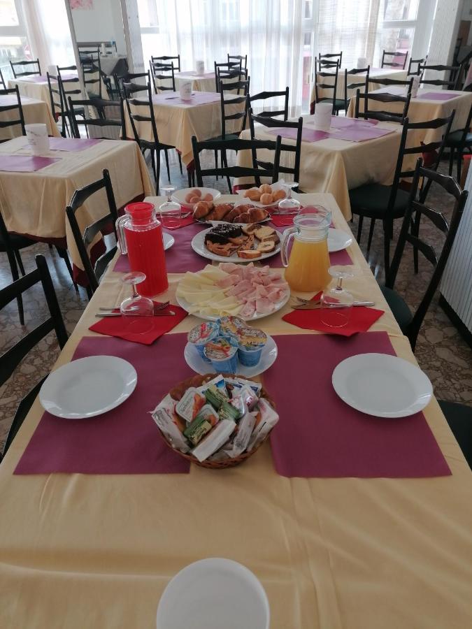 Hotel Nova Dhely Римини Экстерьер фото