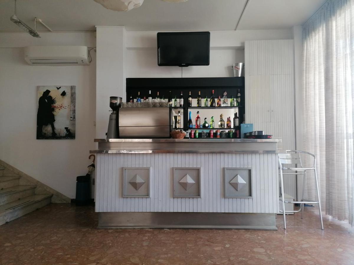 Hotel Nova Dhely Римини Экстерьер фото