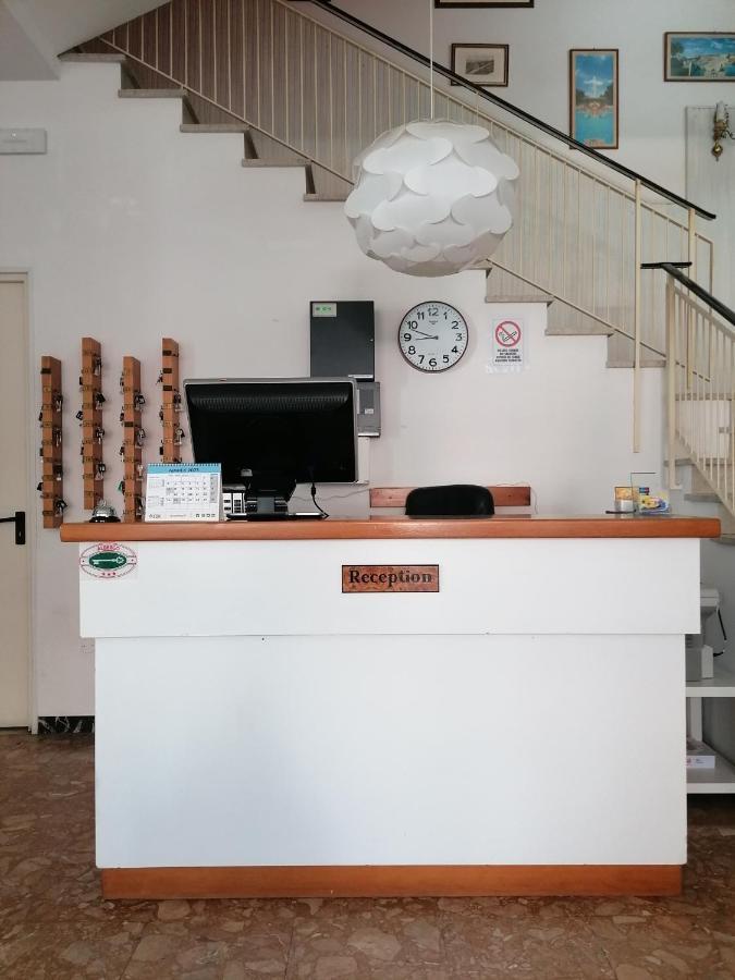 Hotel Nova Dhely Римини Экстерьер фото