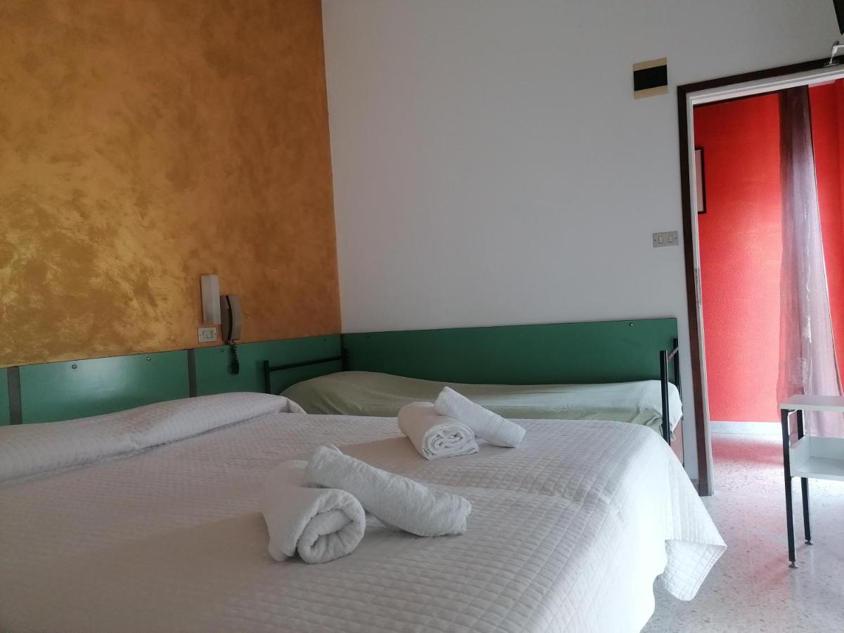 Hotel Nova Dhely Римини Экстерьер фото