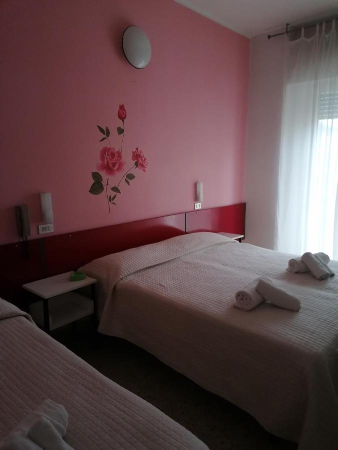 Hotel Nova Dhely Римини Экстерьер фото