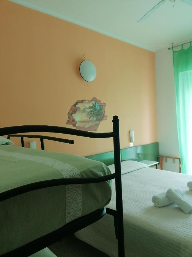 Hotel Nova Dhely Римини Экстерьер фото