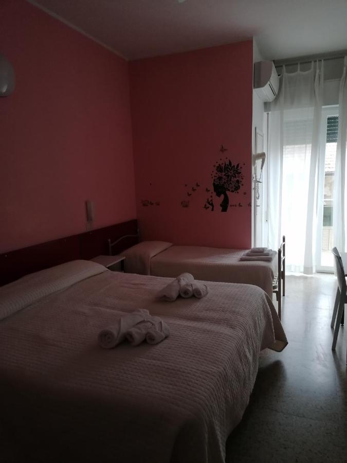 Hotel Nova Dhely Римини Экстерьер фото