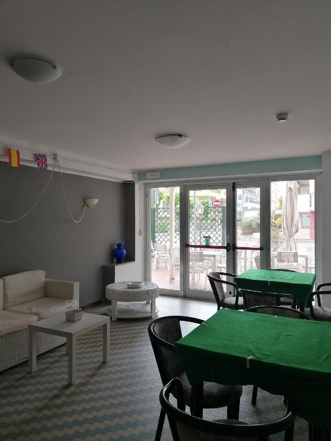 Hotel Nova Dhely Римини Экстерьер фото