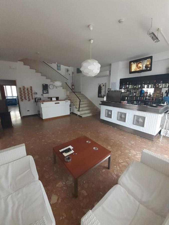 Hotel Nova Dhely Римини Экстерьер фото