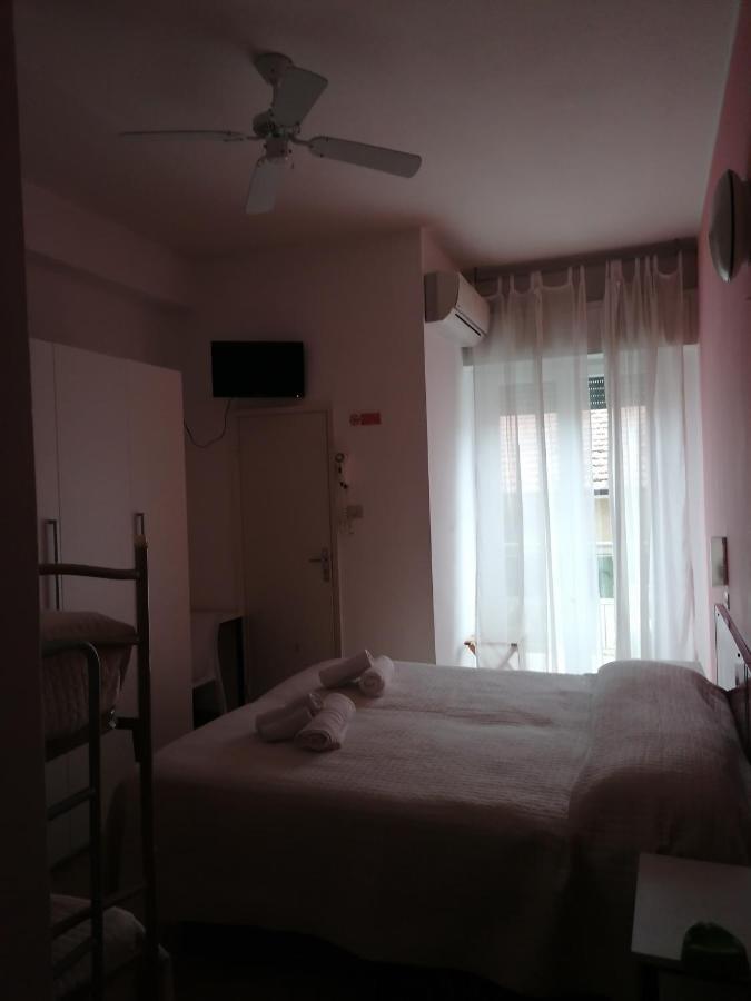 Hotel Nova Dhely Римини Экстерьер фото