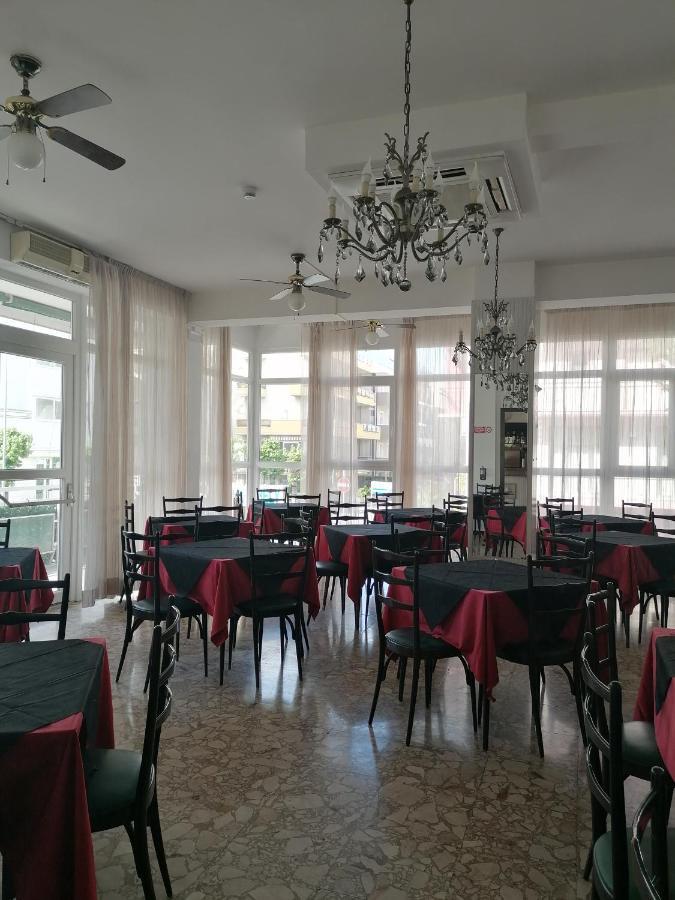 Hotel Nova Dhely Римини Экстерьер фото
