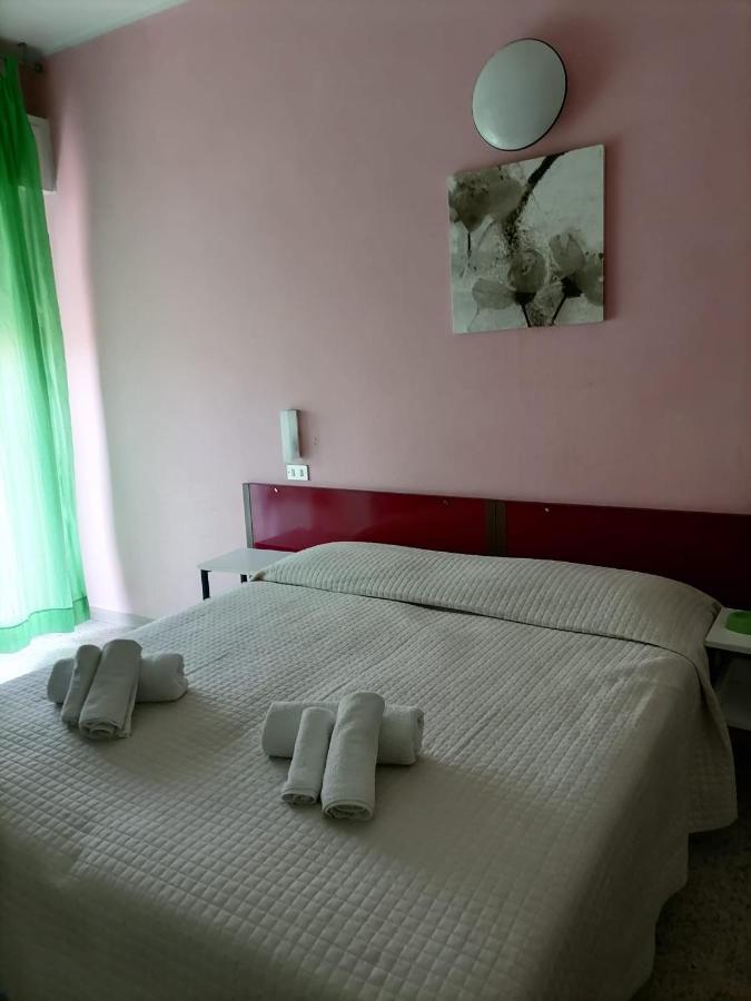 Hotel Nova Dhely Римини Экстерьер фото