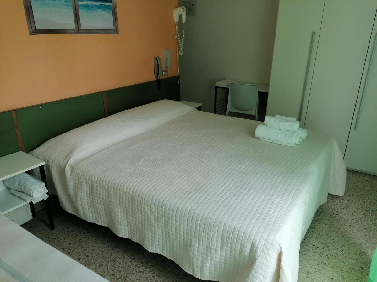 Hotel Nova Dhely Римини Экстерьер фото