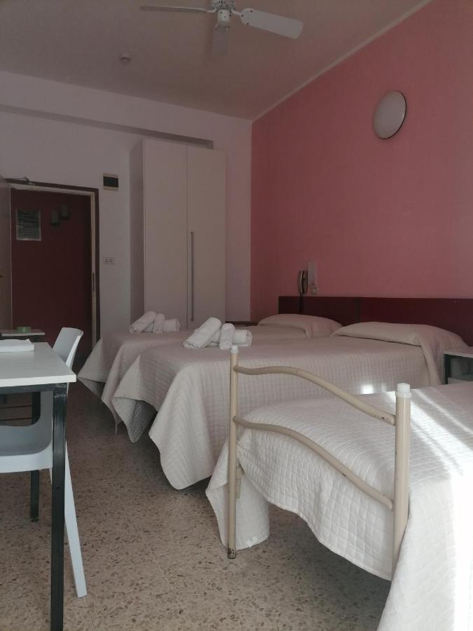 Hotel Nova Dhely Римини Экстерьер фото