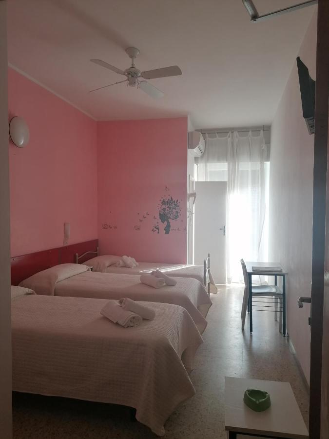 Hotel Nova Dhely Римини Экстерьер фото