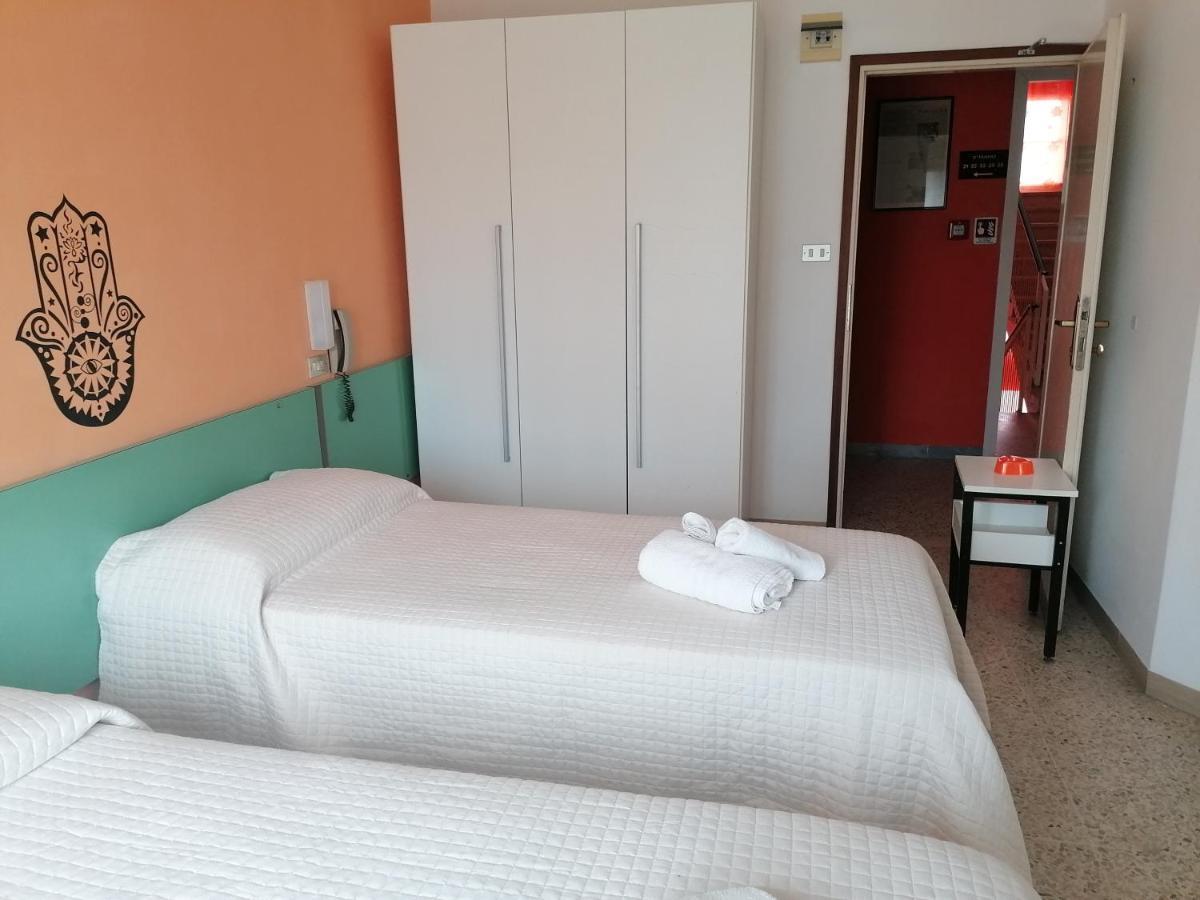 Hotel Nova Dhely Римини Экстерьер фото