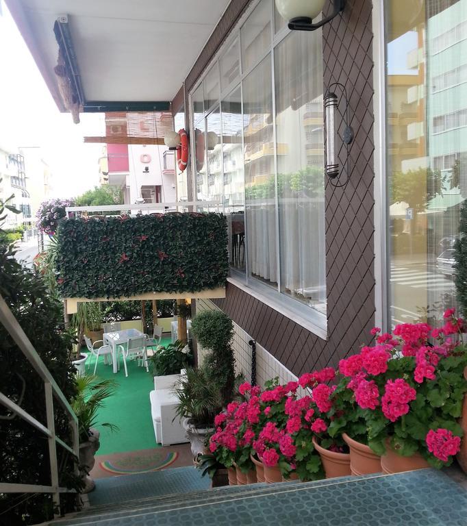 Hotel Nova Dhely Римини Экстерьер фото