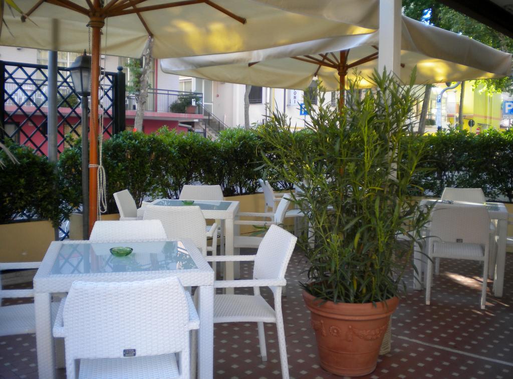 Hotel Nova Dhely Римини Экстерьер фото