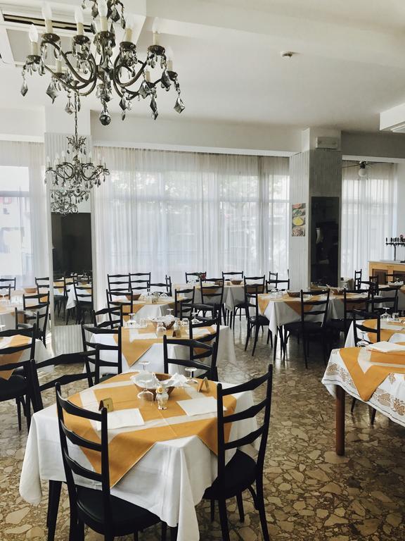 Hotel Nova Dhely Римини Экстерьер фото