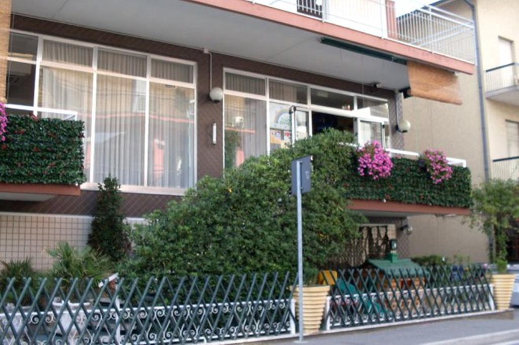 Hotel Nova Dhely Римини Экстерьер фото