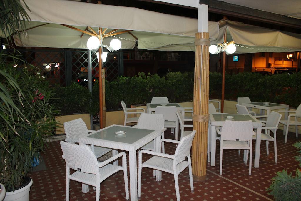 Hotel Nova Dhely Римини Экстерьер фото