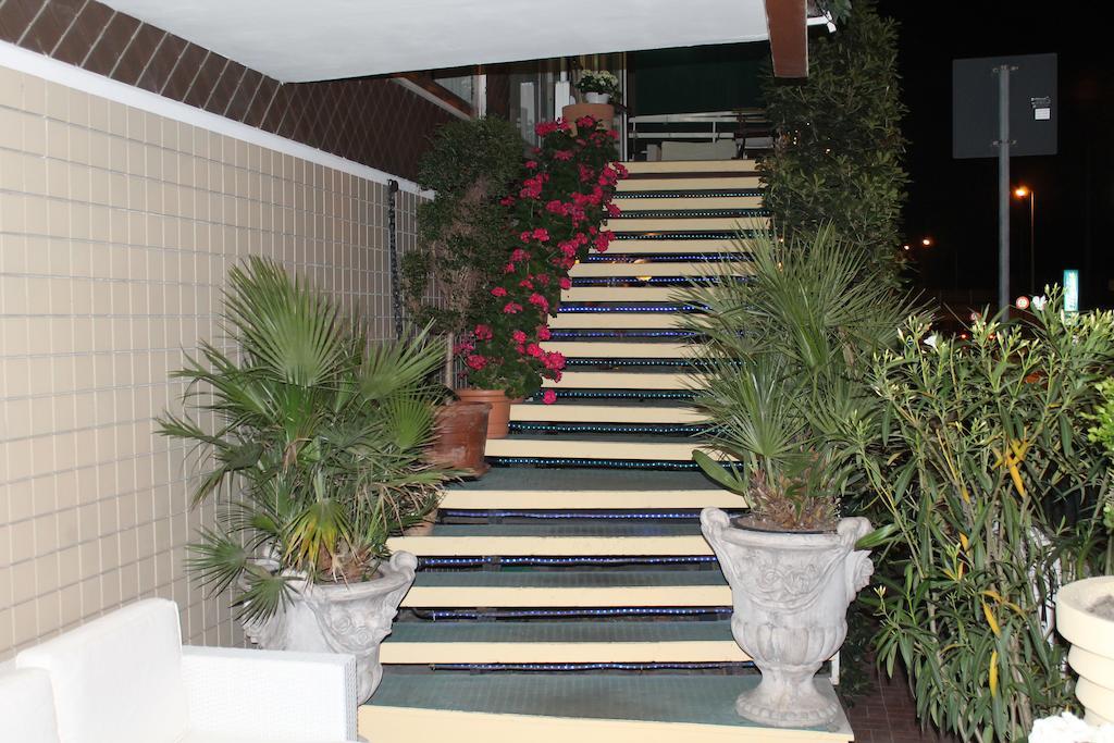 Hotel Nova Dhely Римини Экстерьер фото